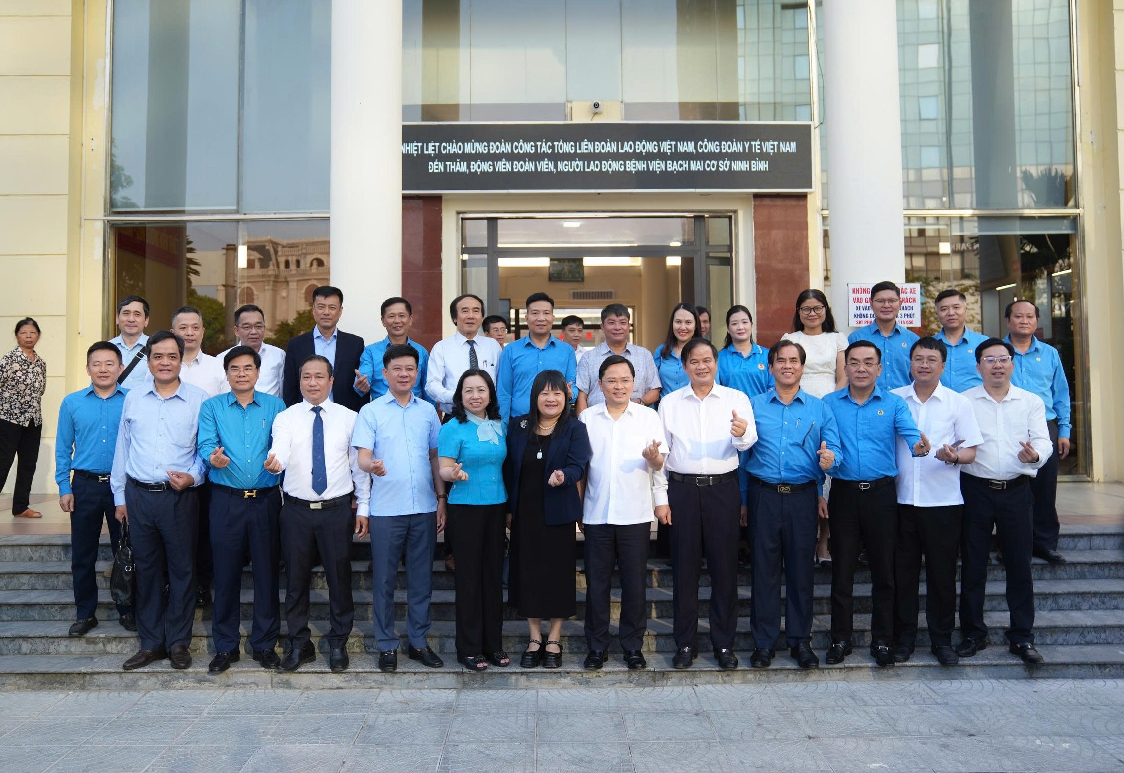 Chủ tịch Tổng liên đoàn Lao động Việt Nam thăm hỏi y, bác sĩ trên tàu Bạch Mai