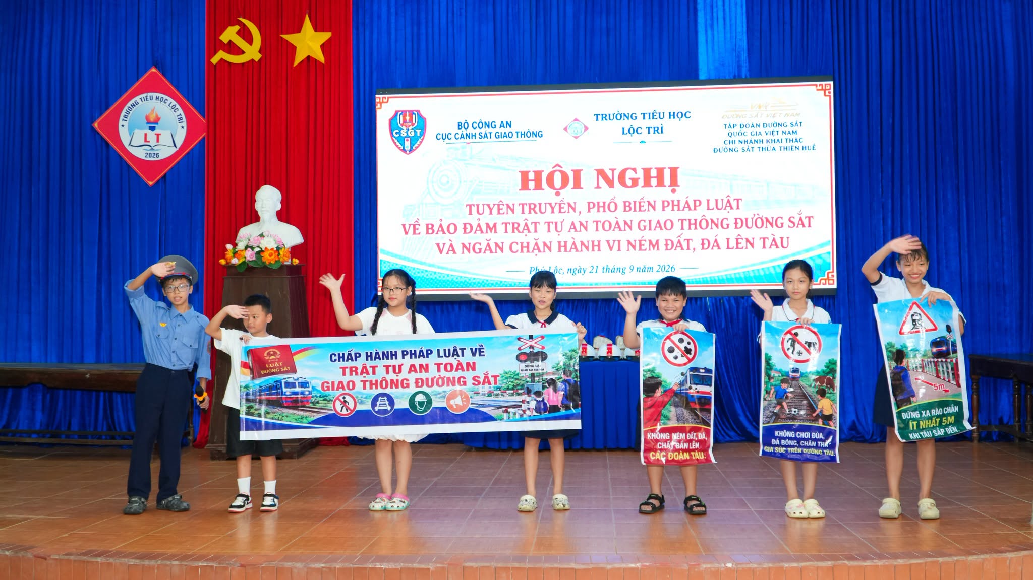 CN KTĐS Thừa Thiên Huế tổ chức hoạt động tuyên truyền về an toàn giao thông ĐS